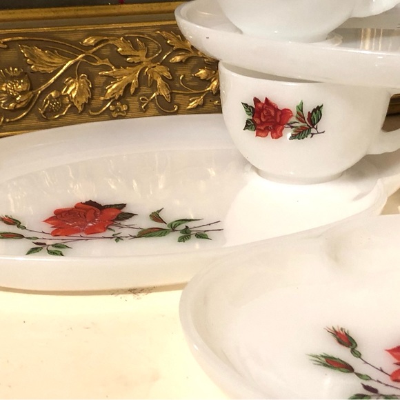 7568 Mid Century VTG 50's Federal Glass Milkglass Red Rose Snack Plates & Cups - Picture 5 of 16